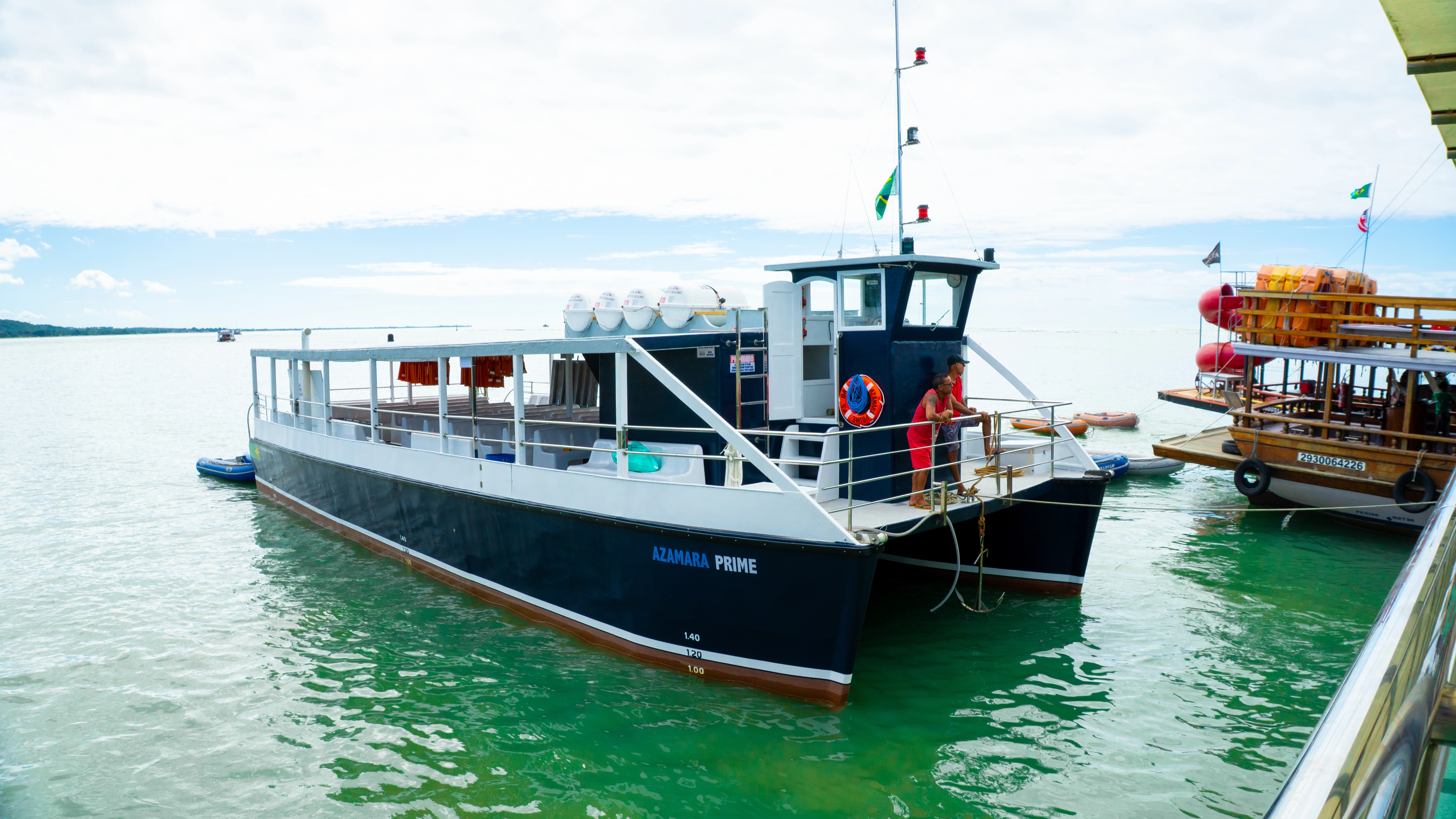 Catamarã Azamara Prime navegando pelo mar de Porto Seguro